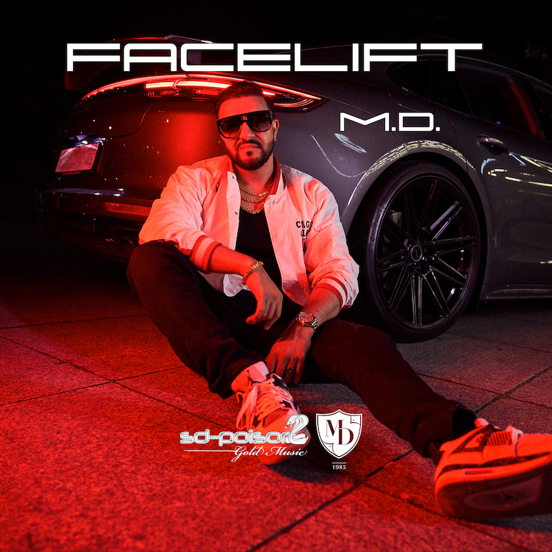 King M.D. lehnt sich sitzend seinem Porsche an. Es ist das Song Cover vom Lied Facelift.